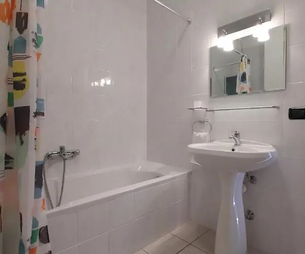 Daire 3-bedroom Lakefront Lakeview